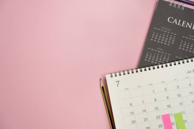 Renkli masa arkaplanındaki takvimi kapat, iş toplantısı ya da seyahat planlama konseptini planla