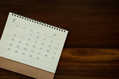 Takvimi ahşap masa arka planında kapat, iş toplantısı ya da seyahat planlama konsepti için planlama