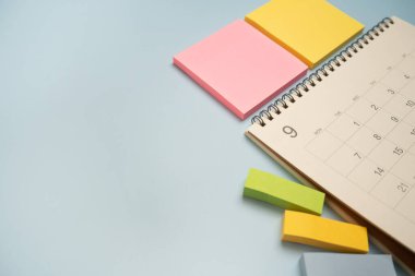 mavi masa arkaplanındaki takvimi kapat, iş toplantısı ya da seyahat planlama konsepti için planlama