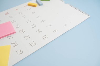 mavi masa arkaplanındaki takvimi kapat, iş toplantısı ya da seyahat planlama konsepti için planlama