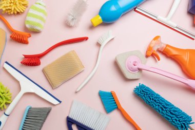Pembe masa arkaplanındaki ev temizleme plastik ürünü, ev servisi veya temizlik konsepti