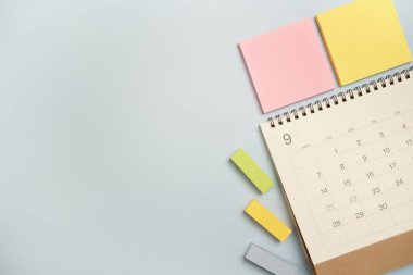 mavi masa arkaplanındaki takvimi kapat, iş toplantısı ya da seyahat planlama konsepti için planlama