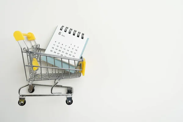 Shopping Vagn Leksak Och Kalender Från Snabbköpet Bordet Med Vit — Stockfoto
