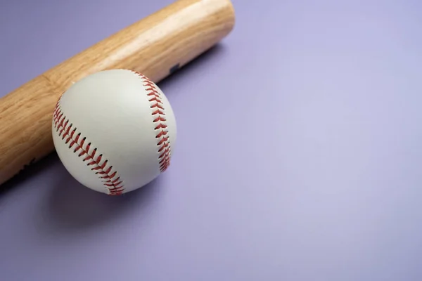 Gros Plan Batte Baseball Baseball Sur Table Violette Avec Fond — Photo