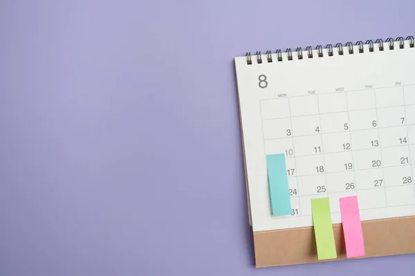 Закрытие Календаря Фоне Фиолетового Стола Планирование Деловых Встреч Планирование Поездок — стоковое фото