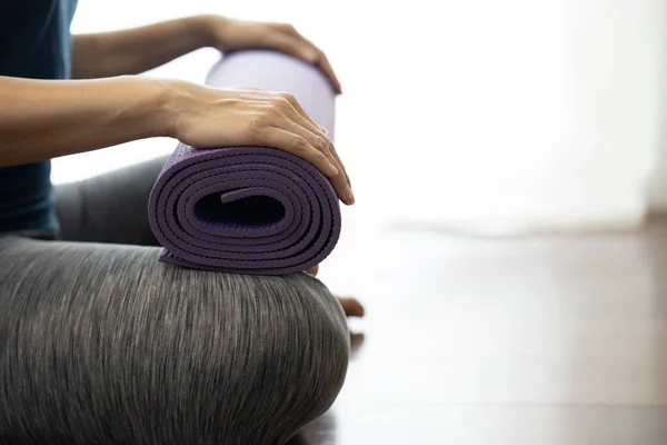 Mujer Joven Sosteniendo Una Esterilla Yoga Púrpura Clase Ejercicio Entrenamiento — Foto de Stock