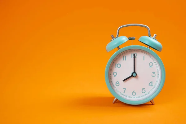 オレンジテーブルの背景にレトロな緑の目覚まし時計 ヴィンテージスタイル — ストック写真