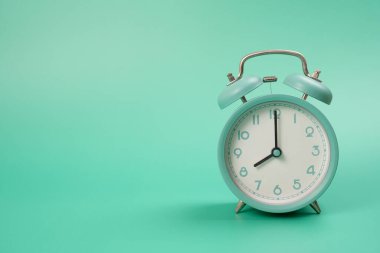 Yeşil masa arkaplanındaki geri alarm saati, eski tarz, düz konum