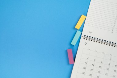 mavi masa arkaplanındaki takvimi kapat, iş toplantısı ya da seyahat planlama konsepti için planlama