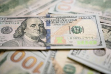100 dolarlık banknotlar. Kapanış, iş ve finans kavramı.