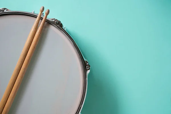 Drumstick Trommel Groene Tafelachtergrond Bovenaanzicht Muziekconcept — Stockfoto
