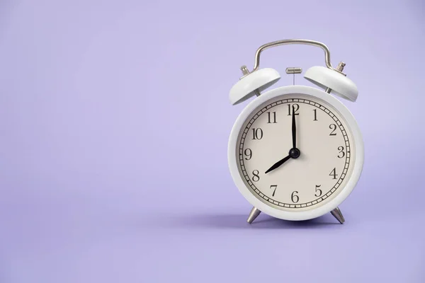 紫や紫のテーブルの背景にレトロ目覚まし時計 ヴィンテージスタイル フラットレイ — ストック写真