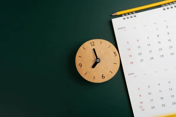 在绿桌背景 商务会议规划或旅行规划概念上关闭日历和闹钟 — 图库照片