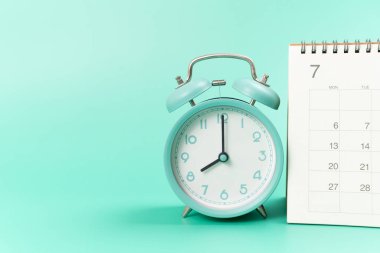 Yeşil masa arkaplanındaki takvim ve alarmın kapatılması, iş toplantısı ya da seyahat planlama konsepti