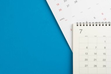 mavi masa arkaplanındaki takvimi kapat, iş toplantısı ya da seyahat planlama konsepti için planlama