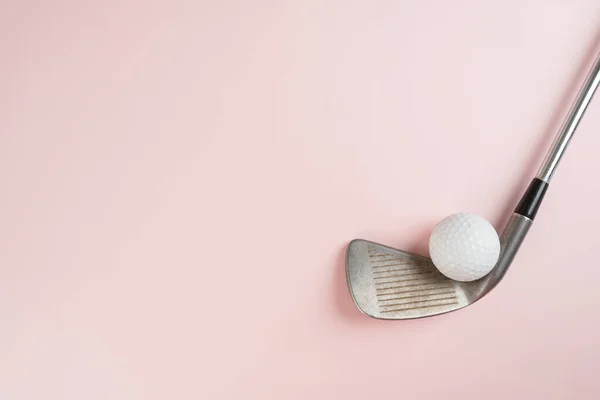 ピンクのテーブルの上のゴルフボールとゴルフクラブスポーツのコンセプト — ストック写真