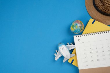 Düz konsept seyahat aksesuarları tatil gezisi ve uzun yaz hafta sonu planlama mavi masa üzerinde metin arkaplanı için boş alan.