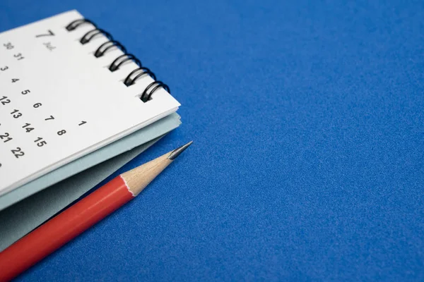 Takvim Kırmızı Kalemi Mavi Masa Arka Planında Kapat Toplantısı Veya — Stok fotoğraf