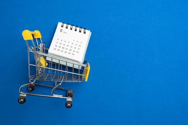 Shopping Vagn Leksak Och Kalender Från Snabbköpet Bordet Med Blå — Stockfoto