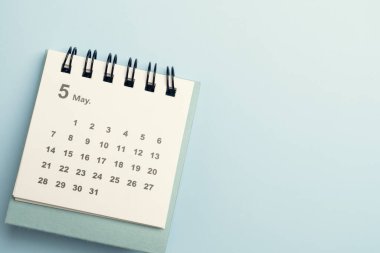 mavi masa arkaplanındaki takvimi kapat, iş toplantısı ya da seyahat planlama konsepti için planlama