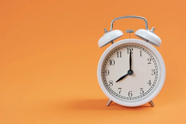 Reloj Despertador Retro Sobre Fondo Mesa Naranja Estilo Vintage Plano — Foto de Stock