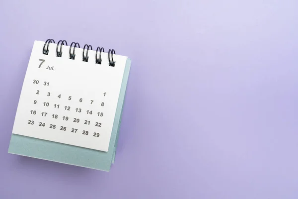 在紫色桌子背景 商务会议规划或旅行规划概念上的日历结束 — 图库照片