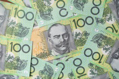 Avustralya 'nın yüz dolarlık banknotlarını masa arkasına, finans, para birimi ve iş konseptine yakın tut