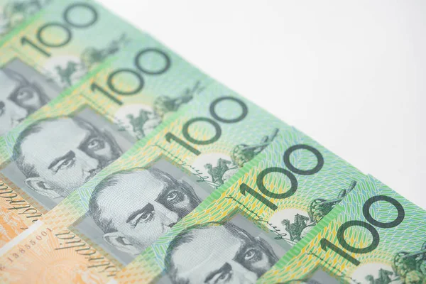 Close Notas Australianas Cem Dólares Fundo Branco Finanças Moeda Conceito — Fotografia de Stock
