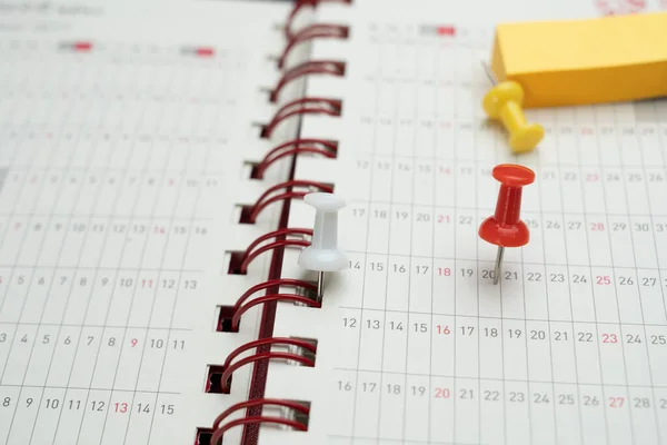Primer Plano Del Pin Calendario Fondo Colorido Mesa Planificación Reuniones —  Fotos de Stock