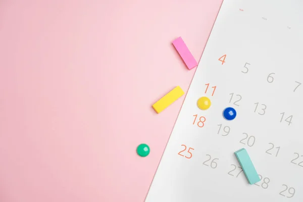 Закрытие Календаря Фоне Розового Стола Планирование Деловых Встреч Планирование Поездок — стоковое фото