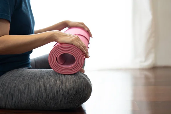 Mujer Joven Sosteniendo Una Esterilla Yoga Clase Ejercicio Para Concepto — Foto de Stock
