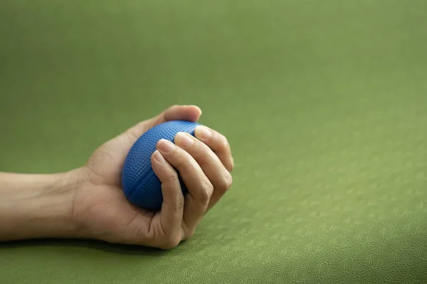 Hände Eines Mannes Der Einen Blauen Stressball Auf Die Yogamatte — Stockfoto