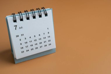 kahverengi masa arkaplanındaki takvimin kapatılması, iş toplantısı ya da seyahat planlama konsepti