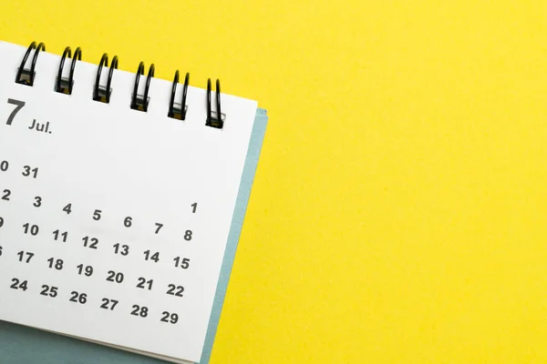 Närbild Kalendern Gula Bordet Bakgrund Planering För Affärsmöte Eller Reseplanering — Stockfoto