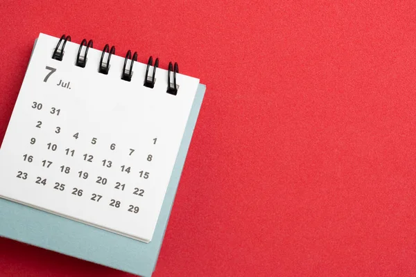 Menutup Kalender Pada Latar Belakang Tabel Merah Merencanakan Pertemuan Bisnis — Stok Foto