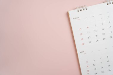 Pembe masa arkaplanındaki takvimi kapat, iş toplantısı ya da seyahat planlama konseptini planla