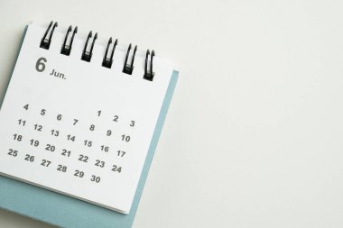 Takvimi beyaz masa arka planında kapat, iş toplantısı ya da seyahat planlama konsepti için planlama