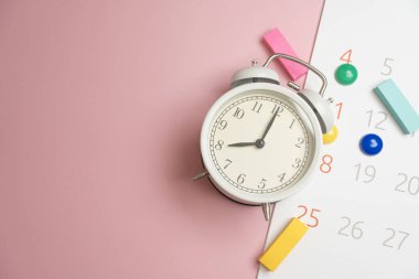 Pembe masa arkaplanındaki takvim ve alarmın kapatılması, iş toplantısı ya da seyahat planlama konsepti