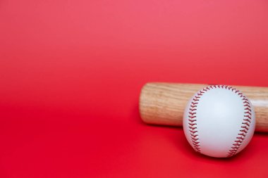 Kırmızı masa fotokopi alanı arka planı, spor konsepti üzerine beysbol ve beyzbol sopasını kapat 