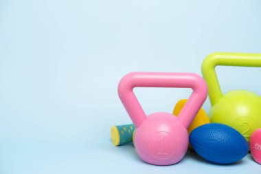 Spor malzemelerini mavi masa arkasında kapatıyoruz.