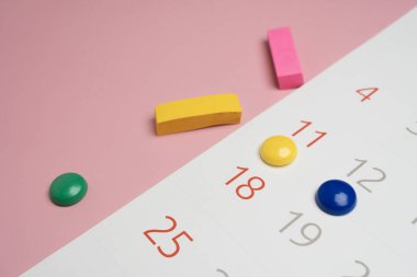 Renkli masa arkaplanındaki takvimi kapat, iş toplantısı ya da seyahat planlama konseptini planla