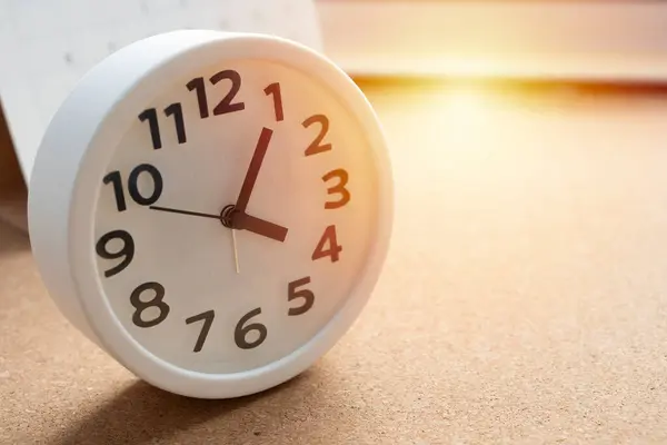 Reloj Despertador Retro Sobre Fondo Naranja Estilo Vintage — Foto de Stock
