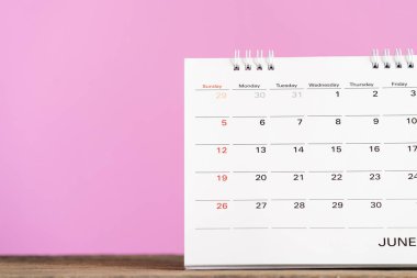 Takvimi pembe arkaplanlı masaya kapat, iş toplantısı ya da seyahat planlama konsepti