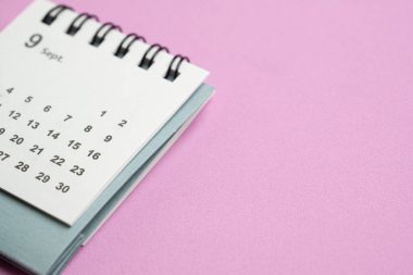 Pembe masa arkaplanındaki takvimi kapat, iş toplantısı ya da seyahat planlama konseptini planla