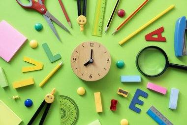 Yeşil masa zemininde farklı bir kırtasiye malzemesi. Metin için alan, okula dönüş konsepti