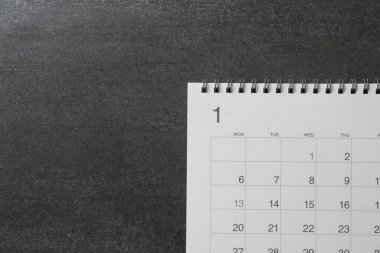 Takvimi siyah masa arka planında kapat, iş toplantısı veya seyahat planlama konsepti için planlama