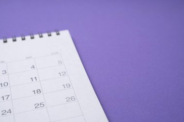 Renkli masa arkaplanındaki takvimi kapat, iş toplantısı ya da seyahat planlama konseptini planla