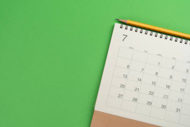 Renkli masa arkaplanındaki takvimi kapat, iş toplantısı ya da seyahat planlama konseptini planla