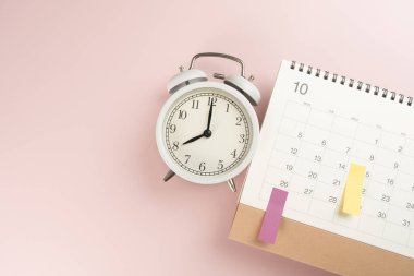 Pembe masa arkaplanındaki takvim ve alarmın kapatılması, iş toplantısı ya da seyahat planlama konsepti