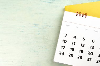 mavi masa arkaplanındaki takvimi kapat, iş toplantısı ya da seyahat planlama konsepti için planlama